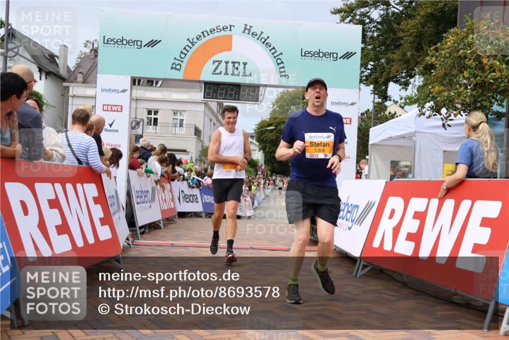 31.08.2025 - 21. Blankeneser Heldenlauf Strokosch-Dieckow http://msf.ph/oto/8693578 31.08.2025 12:36:23 Ziel 5308, 5279, 5147, 5570 meine-sportfotos.de