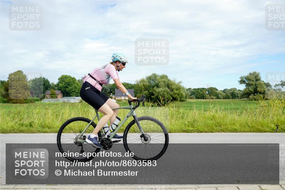 31.08.2025 - Elbe Triathlon Hamburg Michael Burmester http://msf.ph/oto/8693583 31.08.2025 11:22:45 Radfahren 1499, 1557, 1559 meine-sportfotos.de