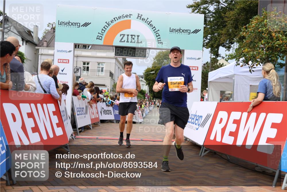 31.08.2025 - 21. Blankeneser Heldenlauf Strokosch-Dieckow http://msf.ph/oto/8693584 31.08.2025 12:36:23 Ziel 5308, 5279, 5147, 5570 meine-sportfotos.de
