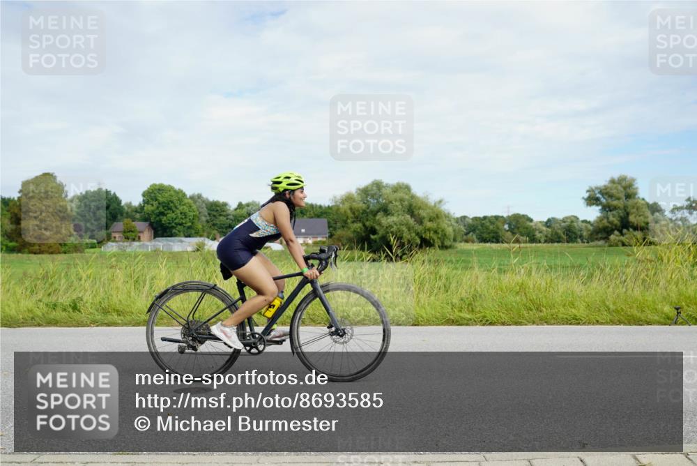 31.08.2025 - Elbe Triathlon Hamburg Michael Burmester http://msf.ph/oto/8693585 31.08.2025 11:22:50 Radfahren 1557, 1559 meine-sportfotos.de