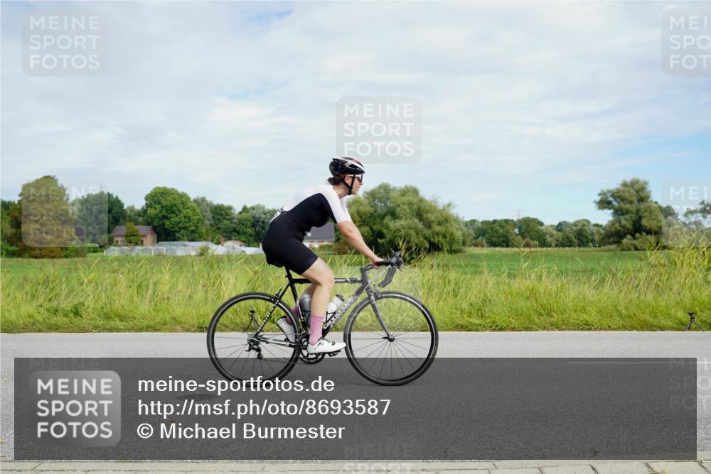 31.08.2025 - Elbe Triathlon Hamburg Michael Burmester http://msf.ph/oto/8693587 31.08.2025 11:22:51 Radfahren 1545, 1557, 1559 meine-sportfotos.de