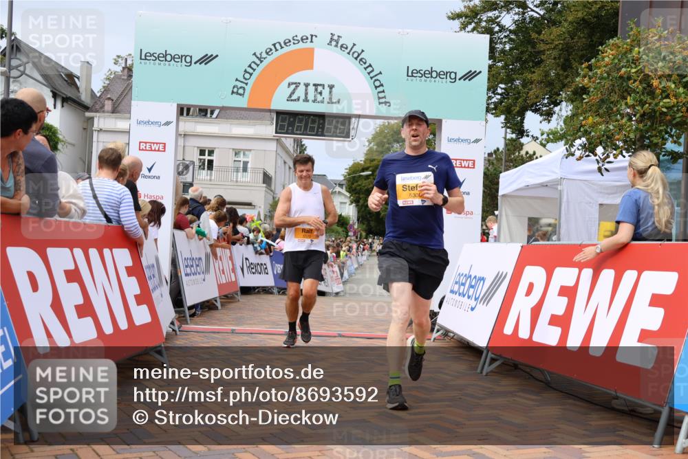 31.08.2025 - 21. Blankeneser Heldenlauf Strokosch-Dieckow http://msf.ph/oto/8693592 31.08.2025 12:36:23 Ziel 5308, 5279, 5147, 5570 meine-sportfotos.de
