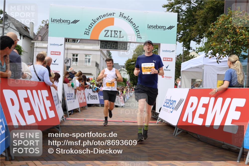 31.08.2025 - 21. Blankeneser Heldenlauf Strokosch-Dieckow http://msf.ph/oto/8693609 31.08.2025 12:36:23 Ziel 5308, 5279, 5147, 5570 meine-sportfotos.de