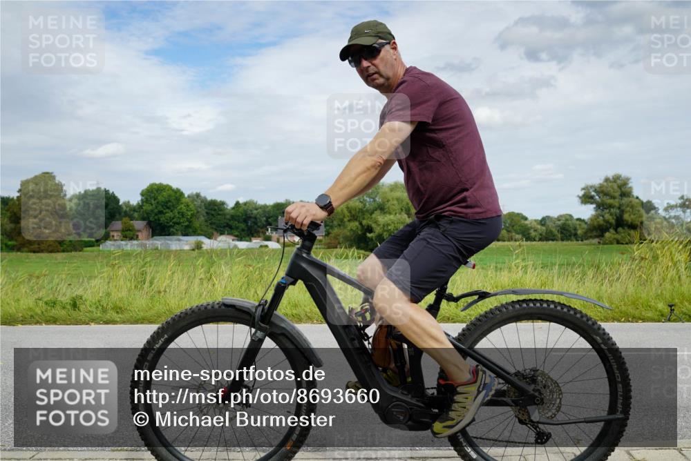31.08.2025 - Elbe Triathlon Hamburg Michael Burmester http://msf.ph/oto/8693660 31.08.2025 12:12:38 Radfahren  meine-sportfotos.de