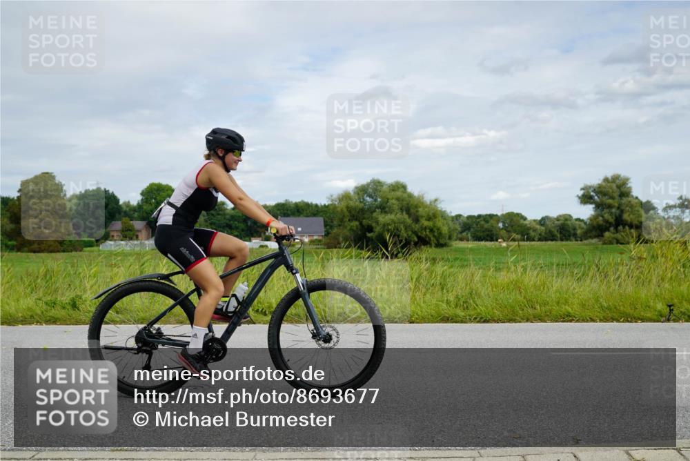 31.08.2025 - Elbe Triathlon Hamburg Michael Burmester http://msf.ph/oto/8693677 31.08.2025 12:20:21 Radfahren 1630 meine-sportfotos.de