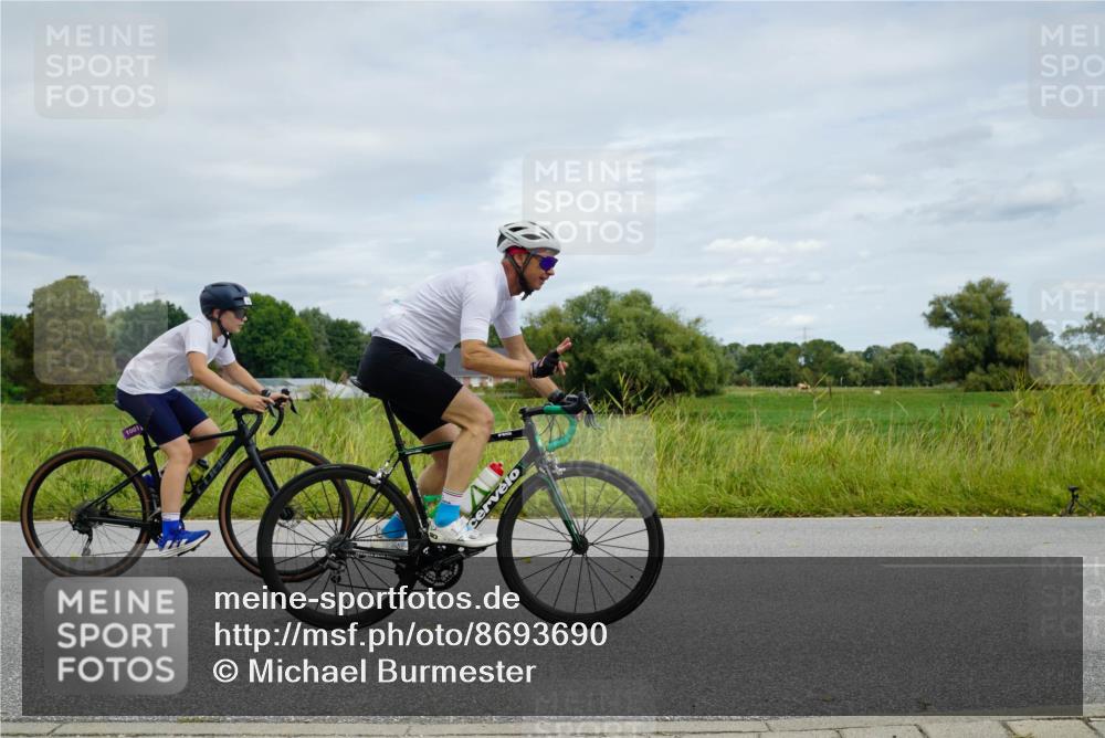 31.08.2025 - Elbe Triathlon Hamburg Michael Burmester http://msf.ph/oto/8693690 31.08.2025 12:26:05 Radfahren  meine-sportfotos.de