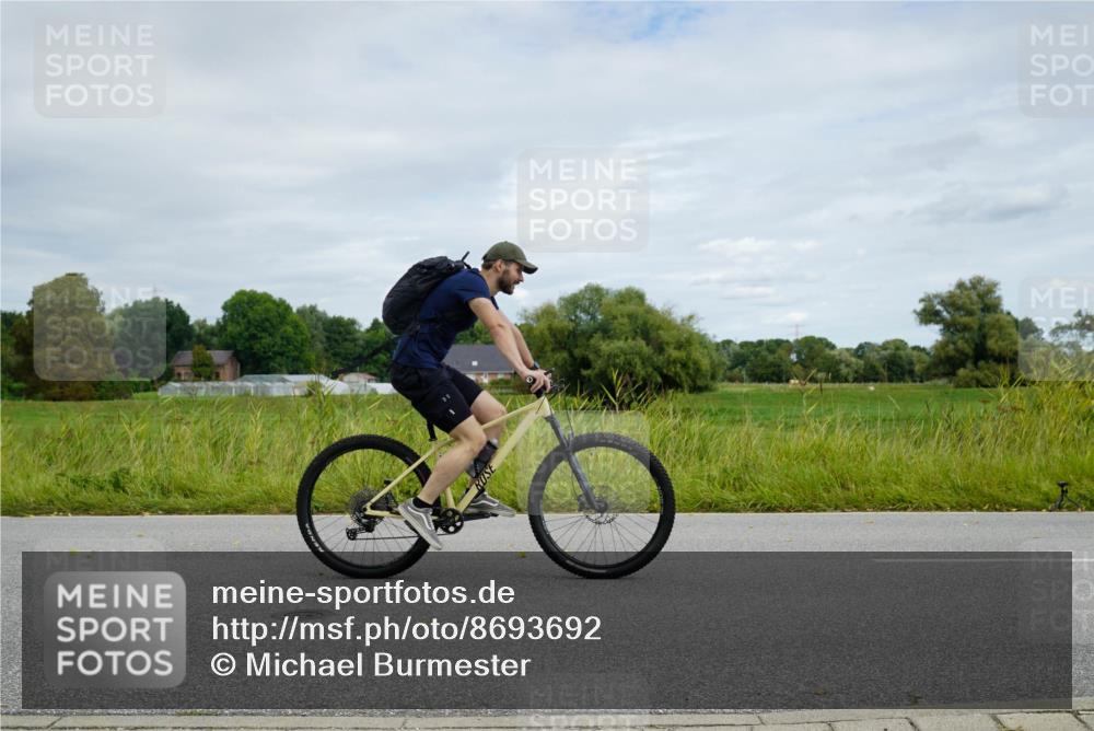 31.08.2025 - Elbe Triathlon Hamburg Michael Burmester http://msf.ph/oto/8693692 31.08.2025 12:26:29 Radfahren  meine-sportfotos.de