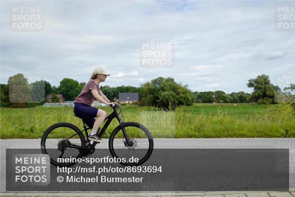 31.08.2025 - Elbe Triathlon Hamburg Michael Burmester http://msf.ph/oto/8693694 31.08.2025 12:26:53 Radfahren  meine-sportfotos.de
