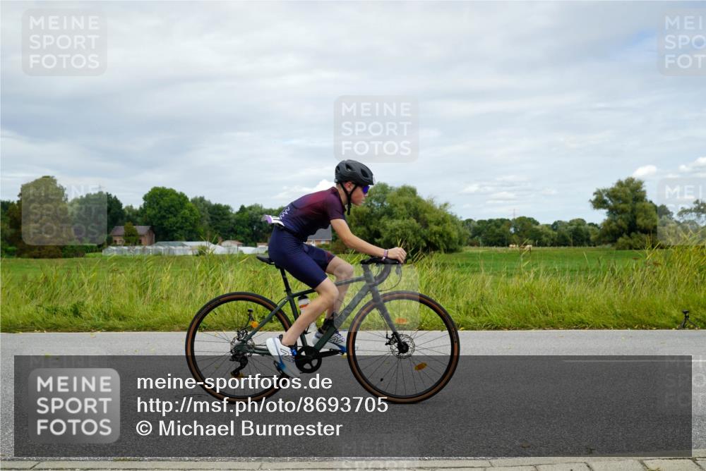 31.08.2025 - Elbe Triathlon Hamburg Michael Burmester http://msf.ph/oto/8693705 31.08.2025 12:33:29 Radfahren 1644, 1651 meine-sportfotos.de
