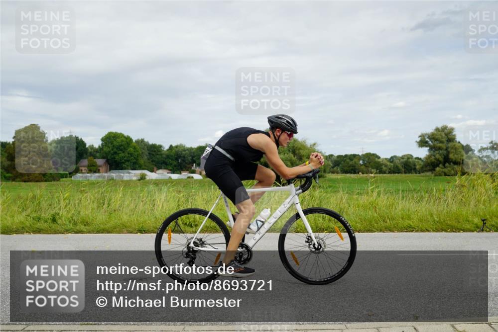 31.08.2025 - Elbe Triathlon Hamburg Michael Burmester http://msf.ph/oto/8693721 31.08.2025 12:36:01 Radfahren 1655 meine-sportfotos.de