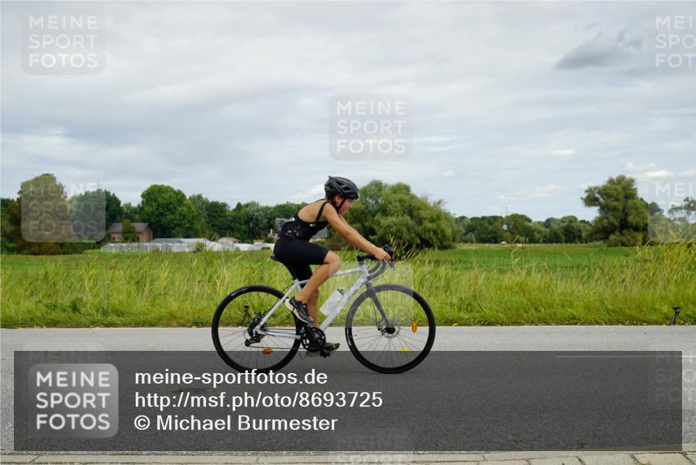 31.08.2025 - Elbe Triathlon Hamburg Michael Burmester http://msf.ph/oto/8693725 31.08.2025 12:37:34 Radfahren 1654, 1663 meine-sportfotos.de