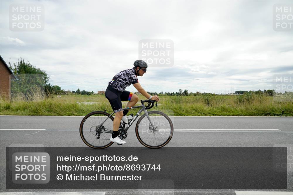 31.08.2025 - Elbe Triathlon Hamburg Michael Burmester http://msf.ph/oto/8693744 31.08.2025 13:39:30 Radfahren  meine-sportfotos.de