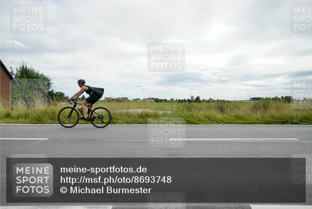31.08.2025 - Elbe Triathlon Hamburg Michael Burmester http://msf.ph/oto/8693748 31.08.2025 13:39:37 Radfahren  meine-sportfotos.de