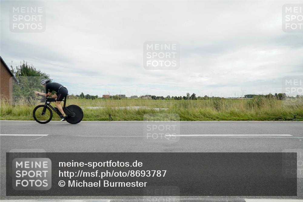 31.08.2025 - Elbe Triathlon Hamburg Michael Burmester http://msf.ph/oto/8693787 31.08.2025 14:08:12 Radfahren  meine-sportfotos.de