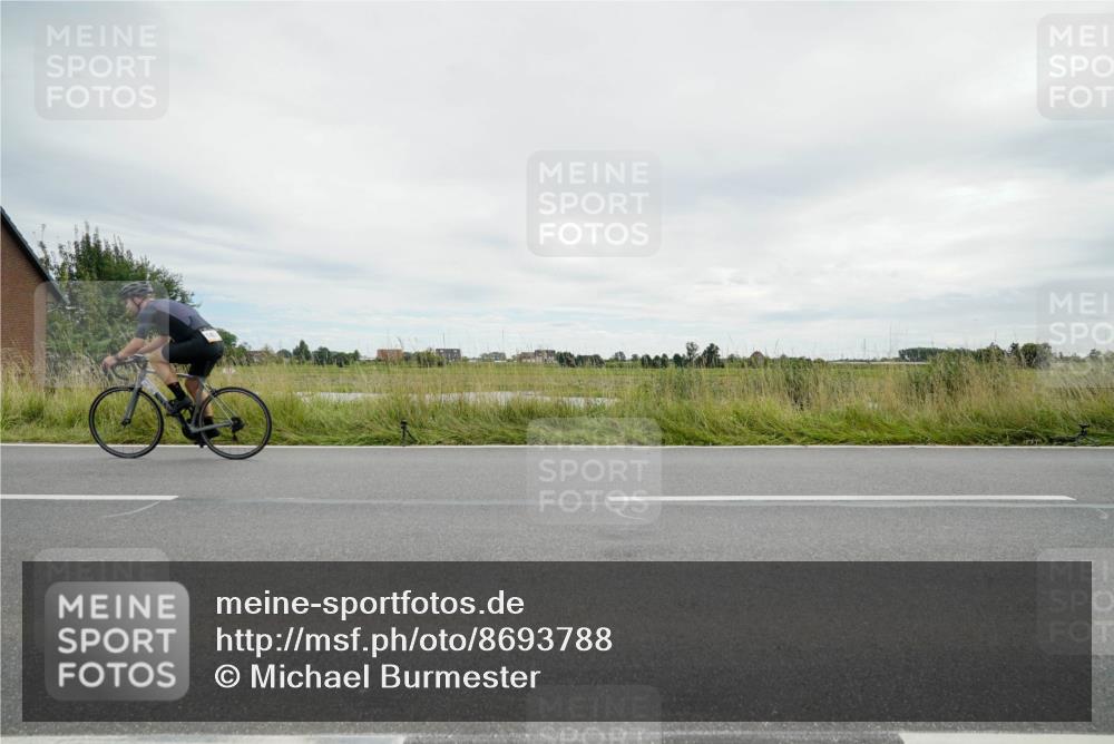 31.08.2025 - Elbe Triathlon Hamburg Michael Burmester http://msf.ph/oto/8693788 31.08.2025 14:08:14 Radfahren  meine-sportfotos.de