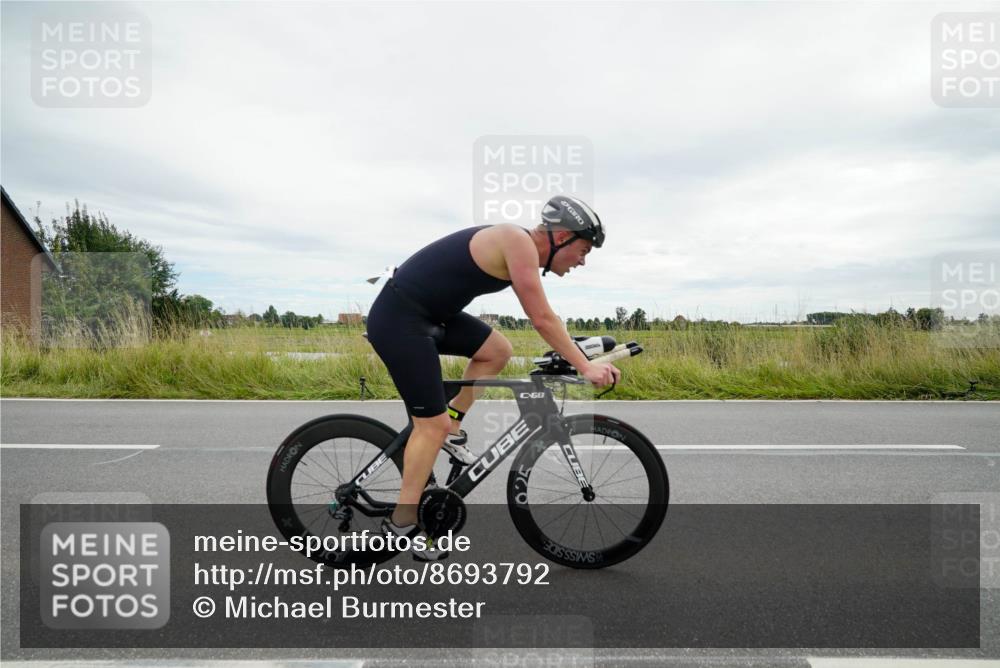31.08.2025 - Elbe Triathlon Hamburg Michael Burmester http://msf.ph/oto/8693792 31.08.2025 14:08:23 Radfahren  meine-sportfotos.de
