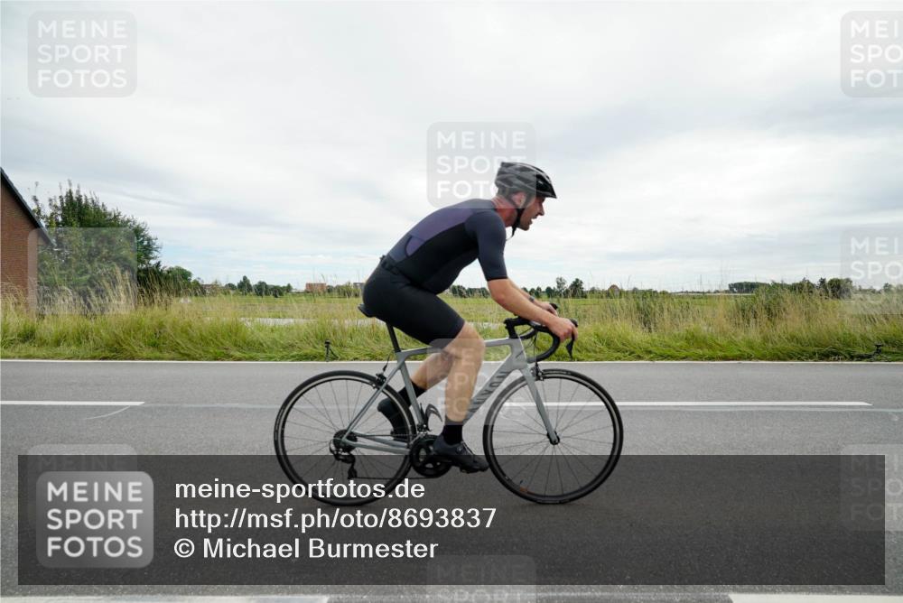 31.08.2025 - Elbe Triathlon Hamburg Michael Burmester http://msf.ph/oto/8693837 31.08.2025 14:10:25 Radfahren 121, 143, 145 meine-sportfotos.de