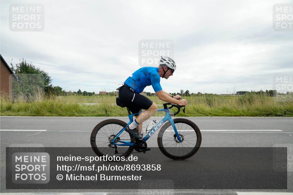 31.08.2025 - Elbe Triathlon Hamburg Michael Burmester http://msf.ph/oto/8693858 31.08.2025 14:11:18 Radfahren 123 meine-sportfotos.de