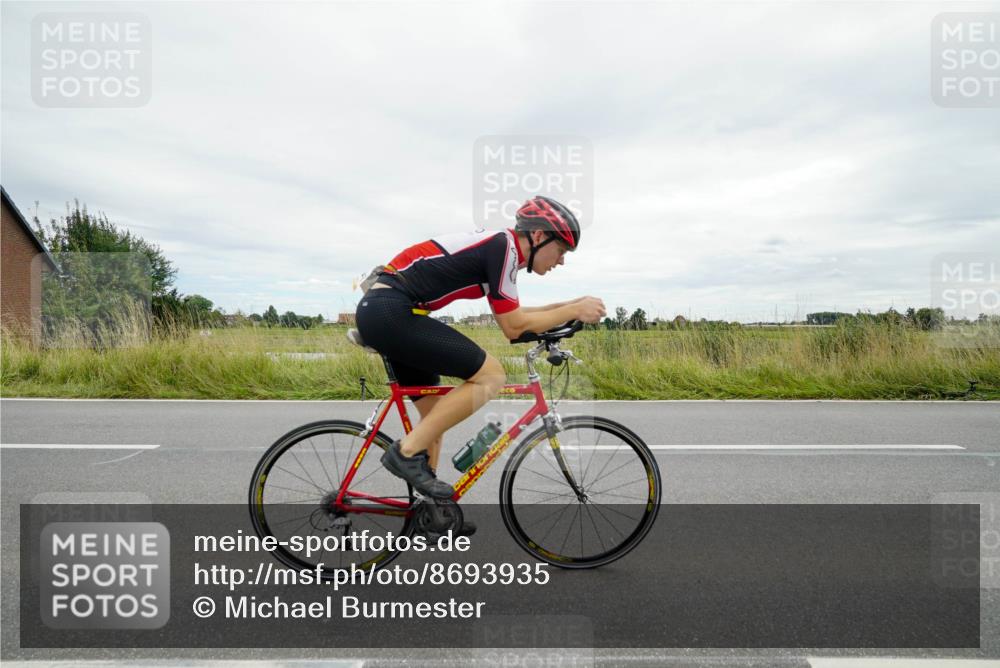 31.08.2025 - Elbe Triathlon Hamburg Michael Burmester http://msf.ph/oto/8693935 31.08.2025 14:14:32 Radfahren  meine-sportfotos.de