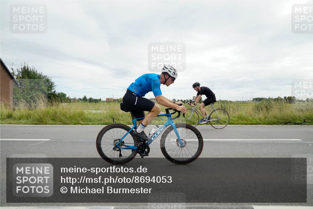31.08.2025 - Elbe Triathlon Hamburg Michael Burmester http://msf.ph/oto/8694053 31.08.2025 14:19:36 Radfahren 123, 127 meine-sportfotos.de