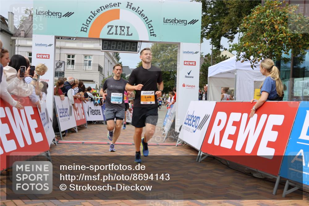 31.08.2025 - 21. Blankeneser Heldenlauf Strokosch-Dieckow http://msf.ph/oto/8694143 31.08.2025 12:35:51 Ziel 5480, 5211, 5089, 4173, 4336 meine-sportfotos.de
