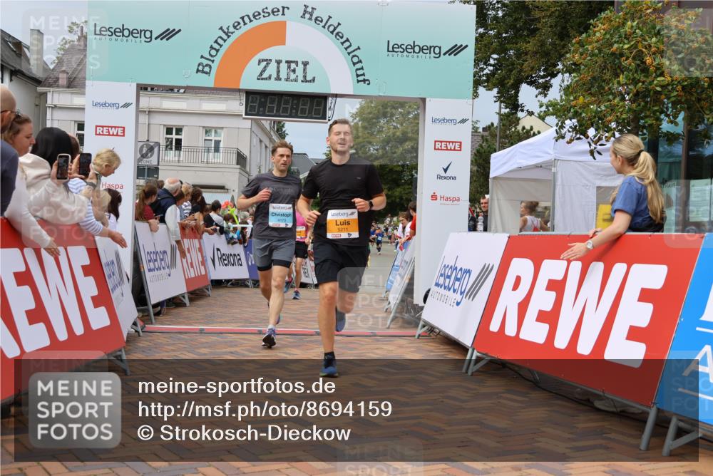 31.08.2025 - 21. Blankeneser Heldenlauf Strokosch-Dieckow http://msf.ph/oto/8694159 31.08.2025 12:35:51 Ziel 5480, 5211, 5089, 4173, 4336 meine-sportfotos.de