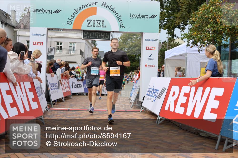 31.08.2025 - 21. Blankeneser Heldenlauf Strokosch-Dieckow http://msf.ph/oto/8694167 31.08.2025 12:35:51 Ziel 5480, 5211, 5089, 4173, 4336 meine-sportfotos.de