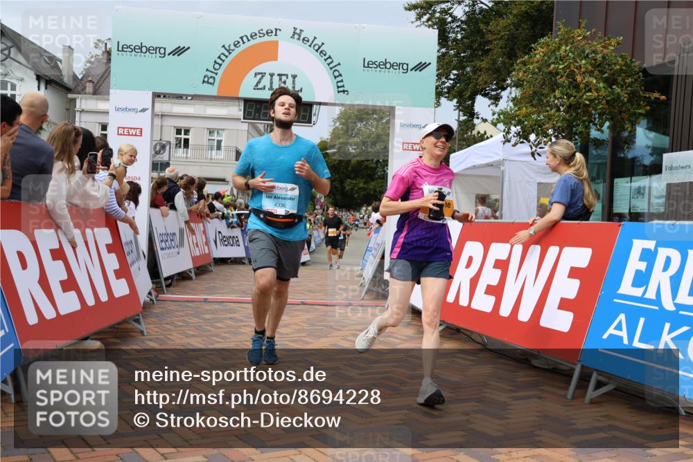 31.08.2025 - 21. Blankeneser Heldenlauf Strokosch-Dieckow http://msf.ph/oto/8694228 31.08.2025 12:35:46 Ziel 5211, 5089, 4336 meine-sportfotos.de