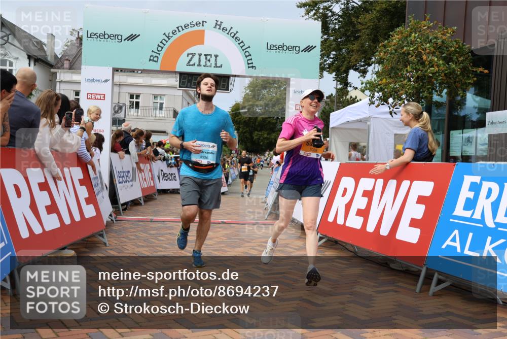 31.08.2025 - 21. Blankeneser Heldenlauf Strokosch-Dieckow http://msf.ph/oto/8694237 31.08.2025 12:35:46 Ziel 5211, 5089, 4336 meine-sportfotos.de