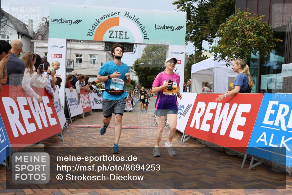31.08.2025 - 21. Blankeneser Heldenlauf Strokosch-Dieckow http://msf.ph/oto/8694253 31.08.2025 12:35:46 Ziel 5211, 5089, 4336 meine-sportfotos.de