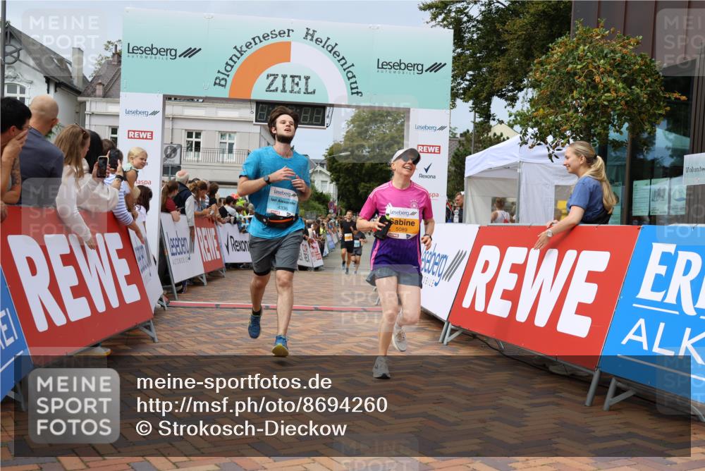31.08.2025 - 21. Blankeneser Heldenlauf Strokosch-Dieckow http://msf.ph/oto/8694260 31.08.2025 12:35:46 Ziel 5211, 5089, 4336 meine-sportfotos.de