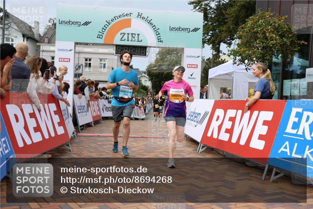 31.08.2025 - 21. Blankeneser Heldenlauf Strokosch-Dieckow http://msf.ph/oto/8694268 31.08.2025 12:35:46 Ziel 5211, 5089, 4336 meine-sportfotos.de