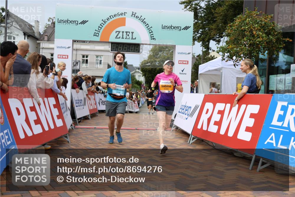 31.08.2025 - 21. Blankeneser Heldenlauf Strokosch-Dieckow http://msf.ph/oto/8694276 31.08.2025 12:35:46 Ziel 5211, 5089, 4336 meine-sportfotos.de