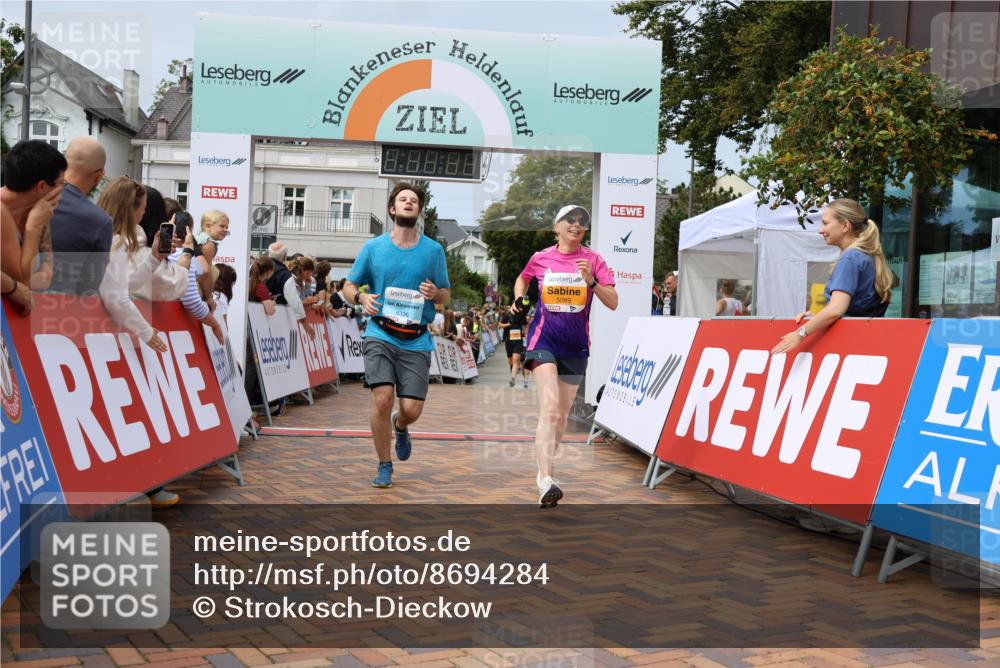 31.08.2025 - 21. Blankeneser Heldenlauf Strokosch-Dieckow http://msf.ph/oto/8694284 31.08.2025 12:35:46 Ziel 5211, 5089, 4336 meine-sportfotos.de