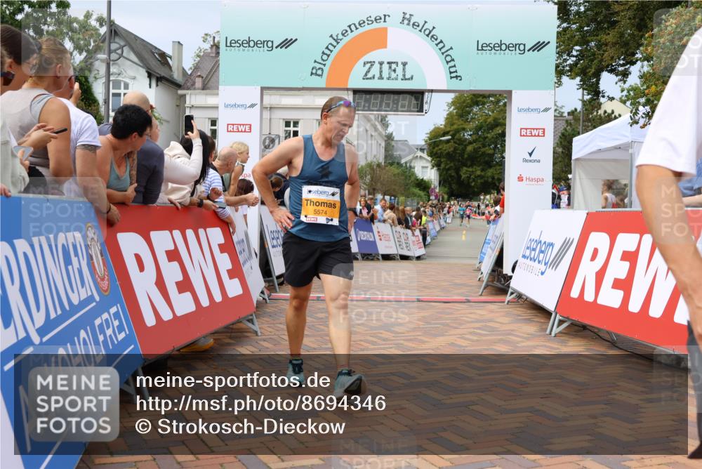 31.08.2025 - 21. Blankeneser Heldenlauf Strokosch-Dieckow http://msf.ph/oto/8694346 31.08.2025 12:35:30 Ziel 5574, 4130, 4128 meine-sportfotos.de