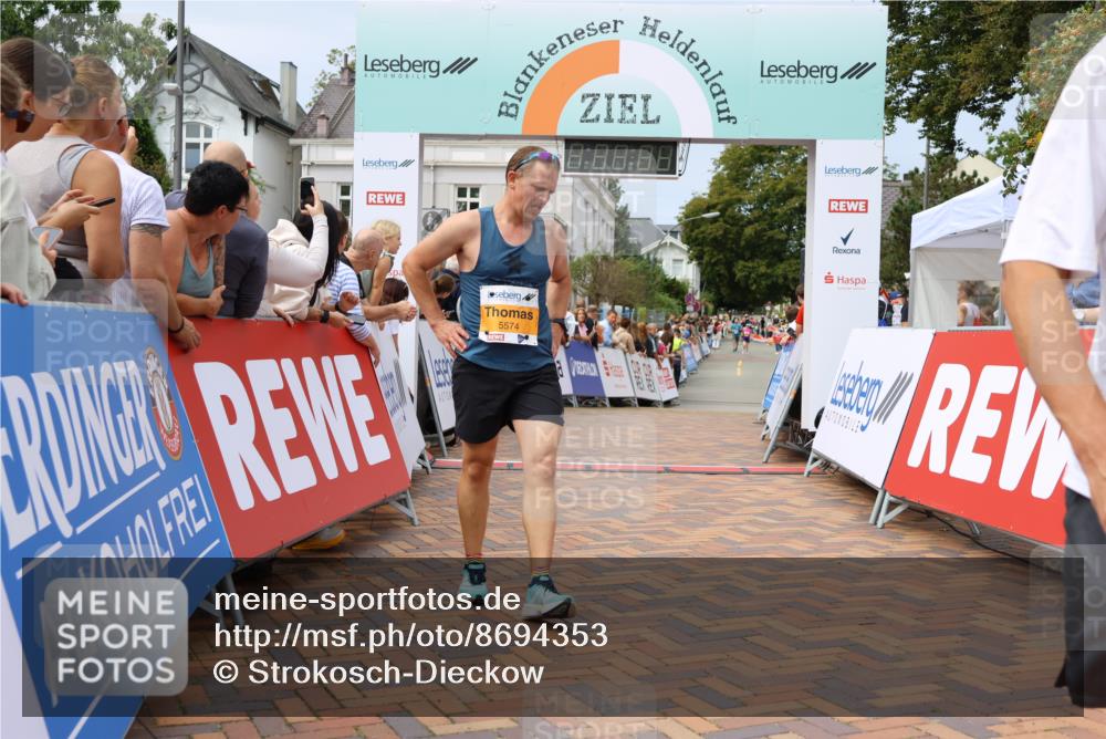 31.08.2025 - 21. Blankeneser Heldenlauf Strokosch-Dieckow http://msf.ph/oto/8694353 31.08.2025 12:35:30 Ziel 5574, 4130, 4128 meine-sportfotos.de