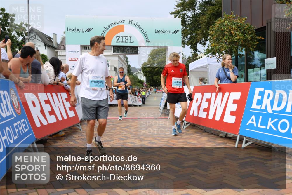 31.08.2025 - 21. Blankeneser Heldenlauf Strokosch-Dieckow http://msf.ph/oto/8694360 31.08.2025 12:35:26 Ziel 5574, 5302, 4130, 4128 meine-sportfotos.de