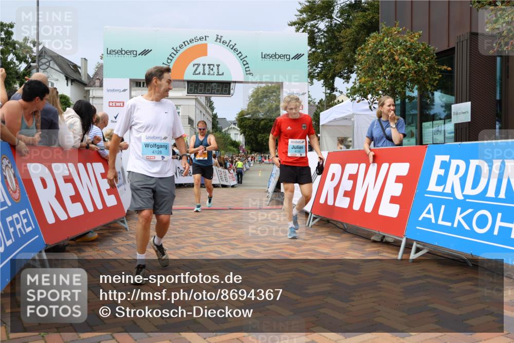 31.08.2025 - 21. Blankeneser Heldenlauf Strokosch-Dieckow http://msf.ph/oto/8694367 31.08.2025 12:35:26 Ziel 5574, 5302, 4130, 4128 meine-sportfotos.de