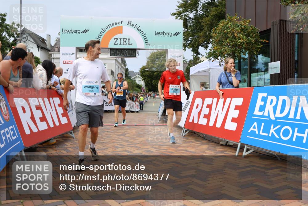 31.08.2025 - 21. Blankeneser Heldenlauf Strokosch-Dieckow http://msf.ph/oto/8694377 31.08.2025 12:35:26 Ziel 5574, 5302, 4130, 4128 meine-sportfotos.de