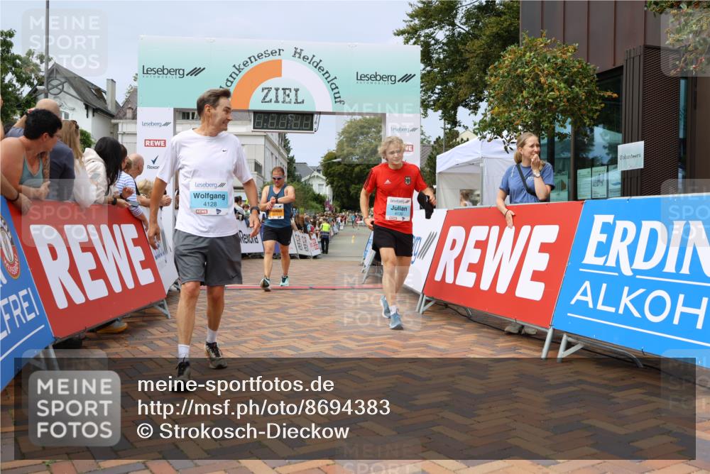 31.08.2025 - 21. Blankeneser Heldenlauf Strokosch-Dieckow http://msf.ph/oto/8694383 31.08.2025 12:35:26 Ziel 5574, 5302, 4130, 4128 meine-sportfotos.de