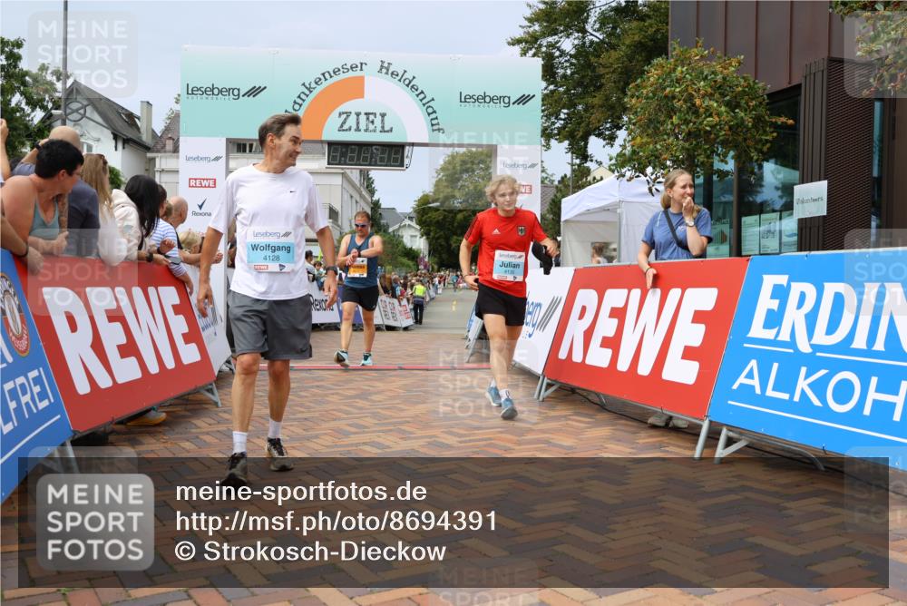 31.08.2025 - 21. Blankeneser Heldenlauf Strokosch-Dieckow http://msf.ph/oto/8694391 31.08.2025 12:35:26 Ziel 5574, 5302, 4130, 4128 meine-sportfotos.de