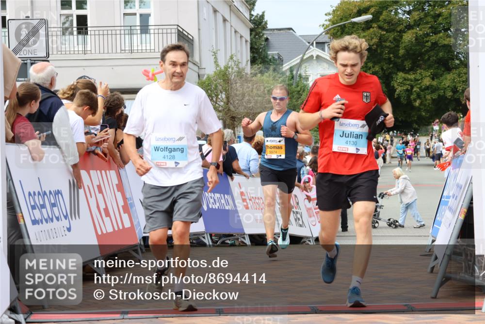 31.08.2025 - 21. Blankeneser Heldenlauf Strokosch-Dieckow http://msf.ph/oto/8694414 31.08.2025 12:35:24 Ziel 5574, 5302, 4130, 4128 meine-sportfotos.de
