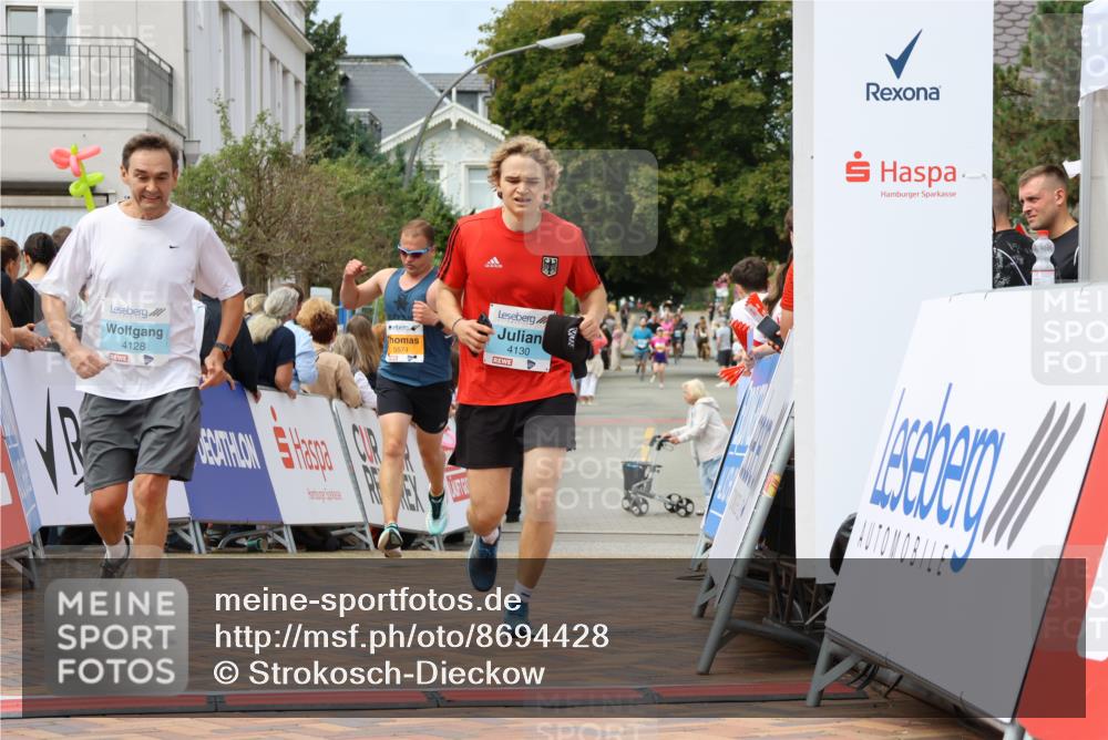 31.08.2025 - 21. Blankeneser Heldenlauf Strokosch-Dieckow http://msf.ph/oto/8694428 31.08.2025 12:35:23 Ziel 5574, 5302, 4130, 4128 meine-sportfotos.de