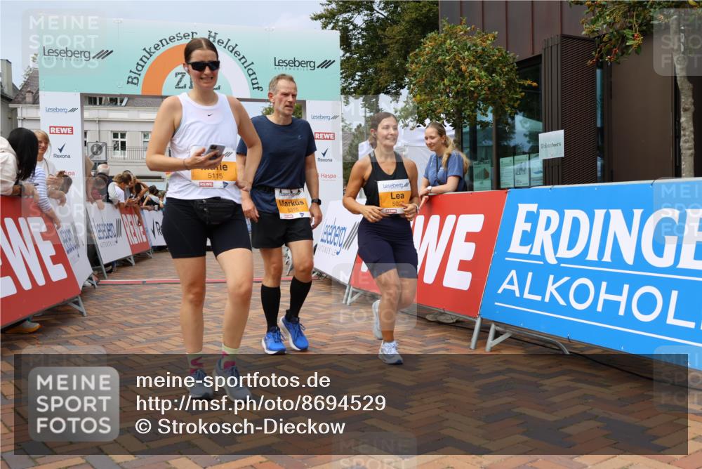 31.08.2025 - 21. Blankeneser Heldenlauf Strokosch-Dieckow http://msf.ph/oto/8694529 31.08.2025 12:35:09 Ziel 5115, 5315, 5689, 5037, 4267 meine-sportfotos.de