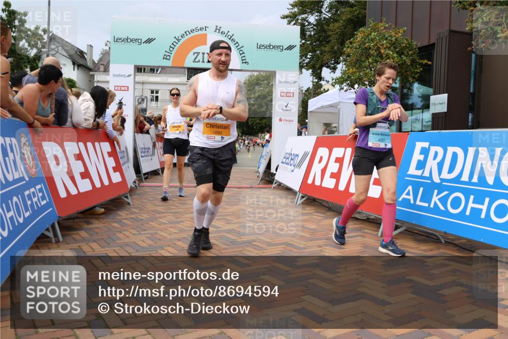 31.08.2025 - 21. Blankeneser Heldenlauf Strokosch-Dieckow http://msf.ph/oto/8694594 31.08.2025 12:35:06 Ziel 5266, 5115, 5315, 5689, 5037, 4267, 4373 meine-sportfotos.de