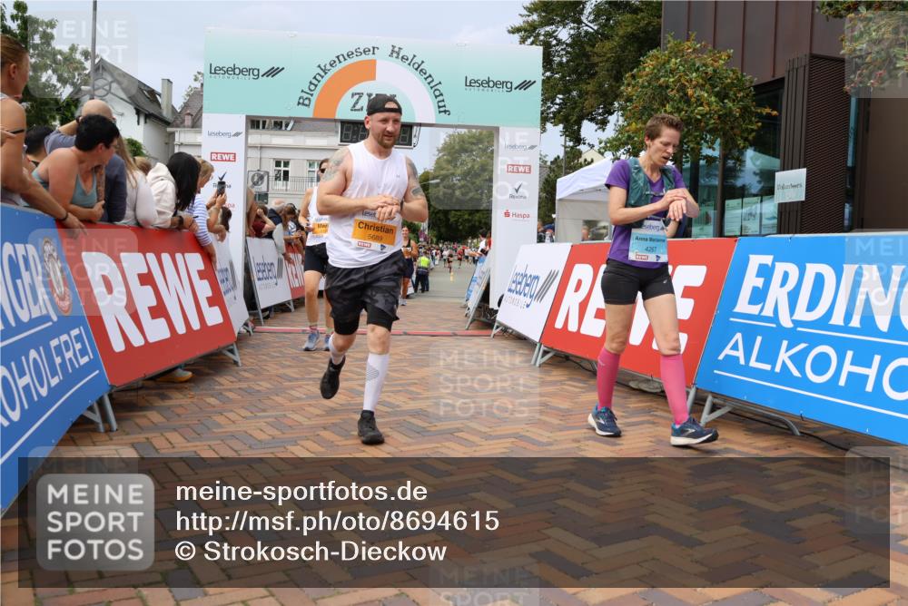 31.08.2025 - 21. Blankeneser Heldenlauf Strokosch-Dieckow http://msf.ph/oto/8694615 31.08.2025 12:35:05 Ziel 5266, 5115, 5315, 5689, 5037, 4267, 4373 meine-sportfotos.de