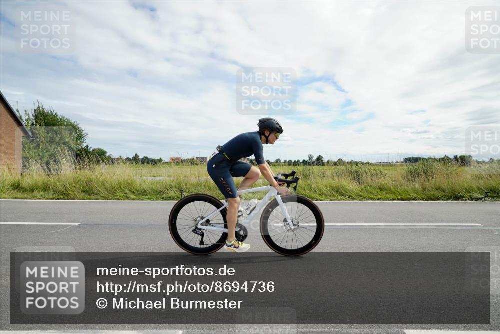 31.08.2025 - Elbe Triathlon Hamburg Michael Burmester http://msf.ph/oto/8694736 31.08.2025 15:37:08 Radfahren  meine-sportfotos.de