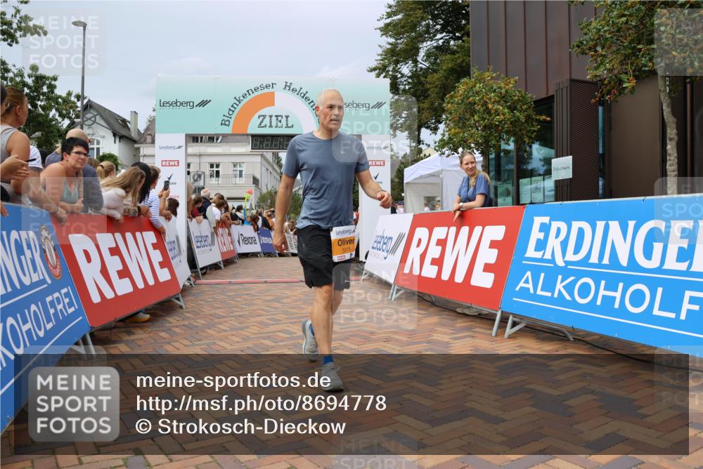 31.08.2025 - 21. Blankeneser Heldenlauf Strokosch-Dieckow http://msf.ph/oto/8694778 31.08.2025 12:34:56 Ziel 5266, 5083, 5515, 4373 meine-sportfotos.de