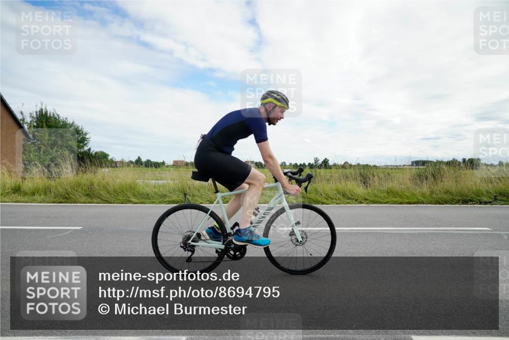 31.08.2025 - Elbe Triathlon Hamburg Michael Burmester http://msf.ph/oto/8694795 31.08.2025 15:43:26 Radfahren  meine-sportfotos.de