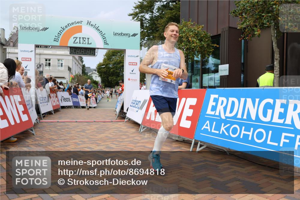 31.08.2025 - 21. Blankeneser Heldenlauf Strokosch-Dieckow http://msf.ph/oto/8694818 31.08.2025 12:34:51 Ziel 5083, 5515, 5169 meine-sportfotos.de